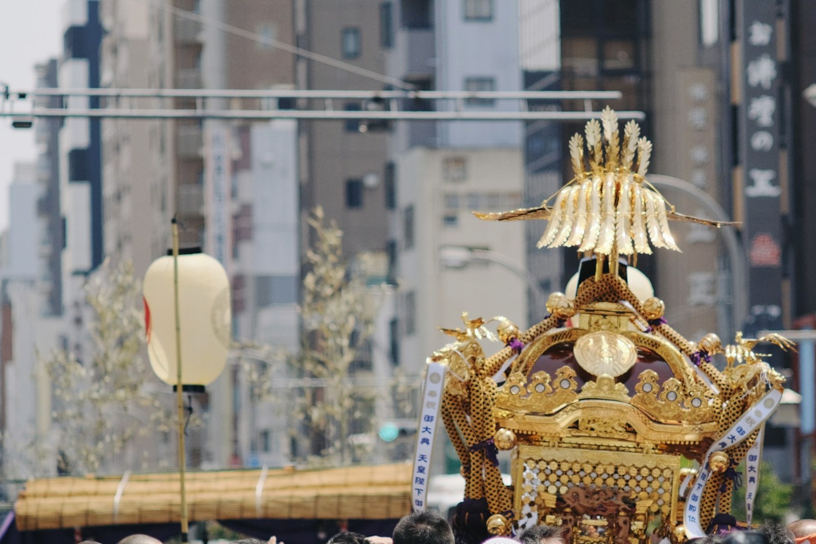 担ぎ手に囲まれて進む金色の神輿